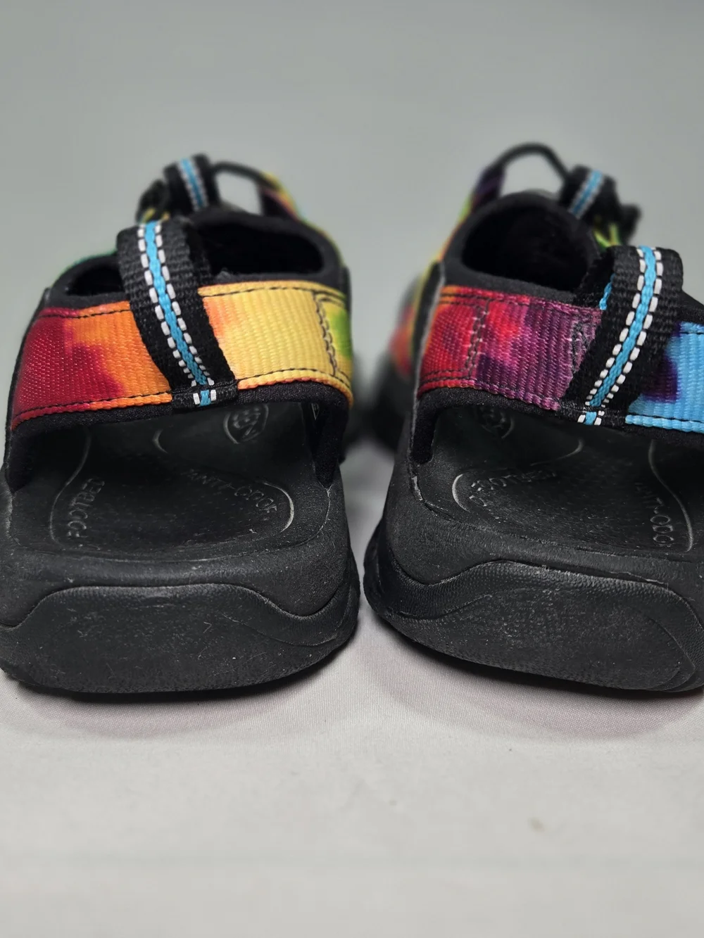 Keen vibrant tie